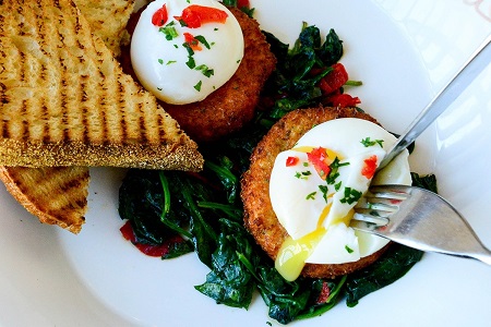 news-Giada-Salmon-Cakes-Benedict-450x300