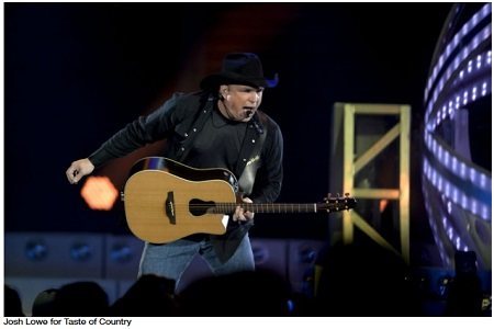 news-Garth-Brooks-on-stage-guitar-singing
