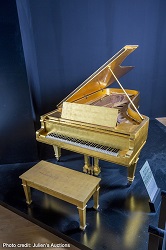 news-Hard-Rock-Cafe-Elvis-Gold-Piano